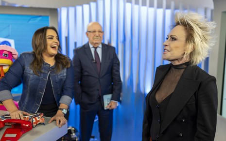 Foto mostra encontro de Fabíola Reipert, Renato Lombardi e Ana Maria Braga