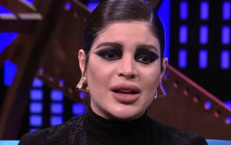 Gkay durante entrevista para Tatá Werneck