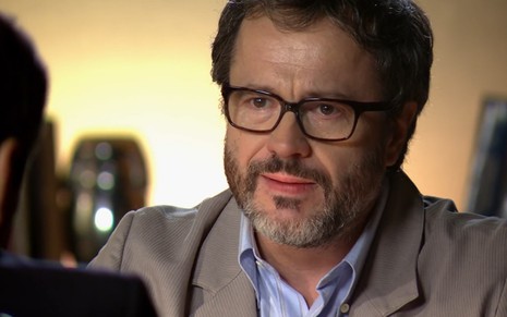 O ator Leonardo Medeiros, sentado, em cena como Lourenço em A Vida da Gente