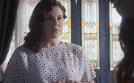 A atriz Bárbara Paz caracterizada como Úrsula em cena de Além da Ilusão