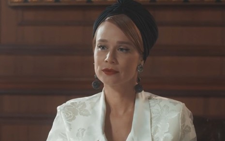 A atriz Mariana Ximenes caracterizada como sua personagem em Amor Perfeito