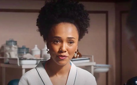 Lucília (Kênia Bárbara) em cena de Amor Perfeito