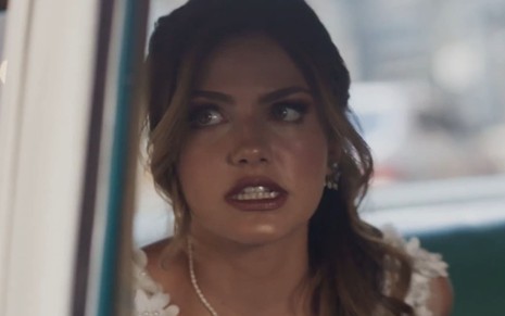 Vitoria Bohn exibe terror em cena de Cara e Coragem; ela está vestida de noiva e trancada dentro de um carro
