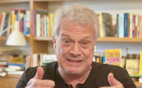 Pedro Bial entrou ao vivo no programa É de Casa neste sábado (6); ele está no seu escritório que também é cenário de sua atração na Globo