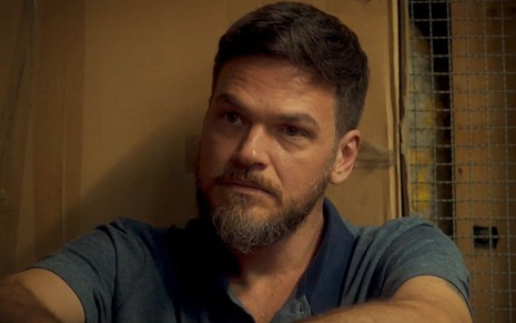 Emilio Dantas caracterizado como Theo em Vai na Fé; ele tem o semblante transtornado em cena da novela