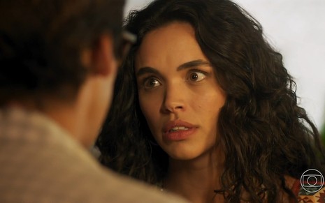 Miguel (Nicolas Prattes) e Luna (Giovana Cordeiro) em cena de Fuzuê