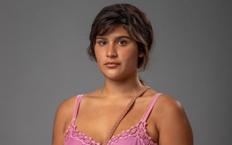 Giulia Costa está caracterizada como Paula jovem em foto de divulgação Quanto Mais Vida, Melhor!