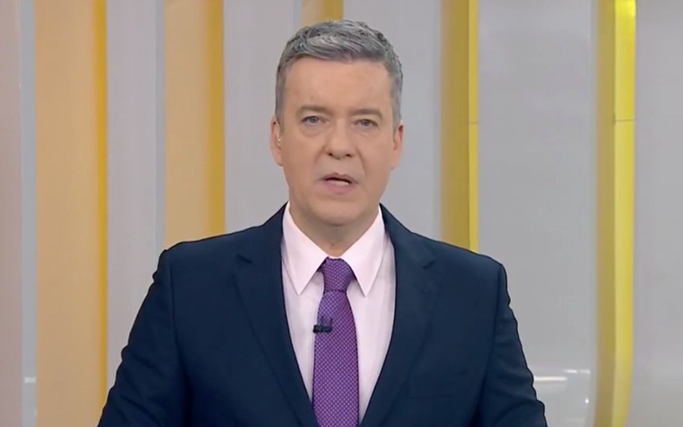 Roberto Kovalick na apresentação do Hora 1: jornalista está de terno azul marinho, camisa rosa clara e gravata lilás