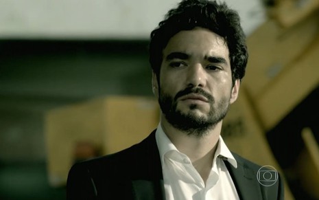 Caio Blat grava cena com expressão séria e tensa, como José Pedro em Império, da Globo