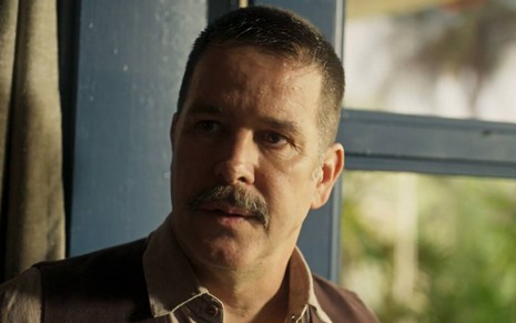 Murilo Benício olha para frente com cara de sério em cena de Pantanal