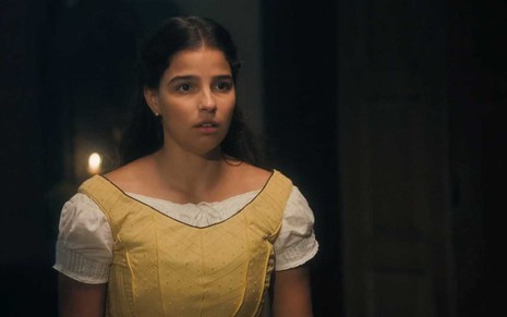 A atriz Gabriela Medvedovski com expressão de decepção está caracterizada como a Pilar em cena de Nos Tempos do Imperador