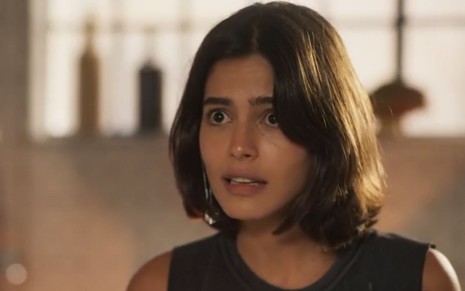 Guta (Julia Dalavia) tem expressão de espanto em cena de Pantanal, novela das nove da Globo