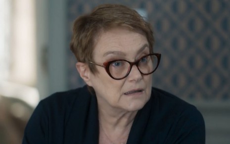 Selma Egrei grava cena com expressão tensa, como Mariana na novela Pantanal, remake da Globo