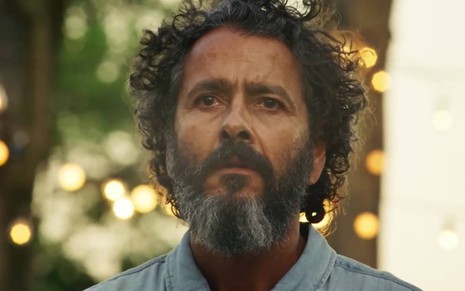 O ator Marcos Palmeira está caracterizado como seu personagem em Pantanal