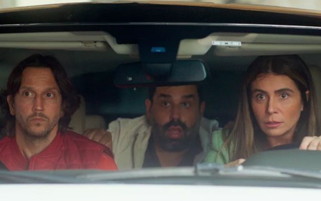 Paula/Neném (Vladimir Brichta), Neném/Paula (Giovanna Antonelli) e Trombada (Marcelo Flores) estão dentro de carro em cena de Quanto Mais Vida, Melhor!
