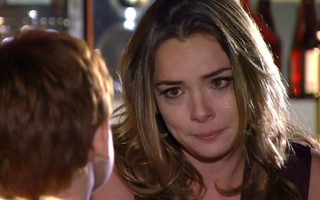A atriz Regiane Alves, chorando, em cena como Cris em A Vida da Gente