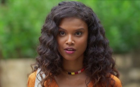A personagem Úrsula (Aline Dias) sorri em cena da novela Salve-se Quem Puder, da Globo