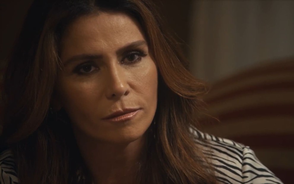 Giovanna Antonelli, caracterizada como Helô, dá um sorriso irônico em cena de Travessia