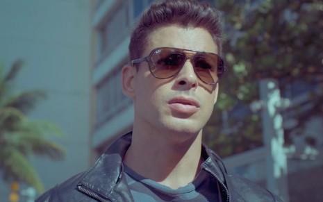 Christian (Cauã Reymond)  usa óculos  escuro e sua roupas iguais as de Renato em cena de Um Lugar ao Sol