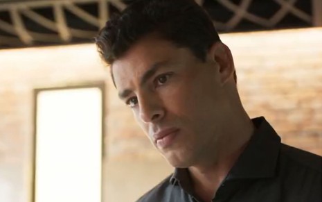 Christian/Renato (Cauã Reymond) em cena de Um Lugar ao Sol
