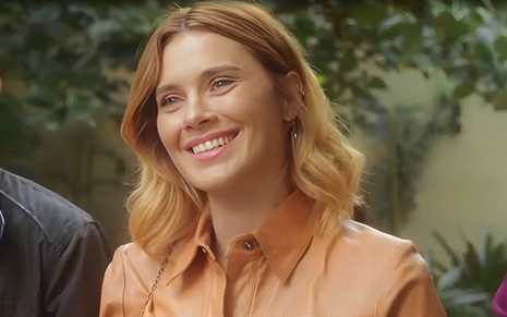 Lumiar (Carolina Dieckmann) sorri em cena de Vai na Fé