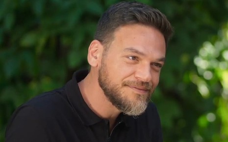 O ator Emilio Dantas como Theo em cena de Vai na fé