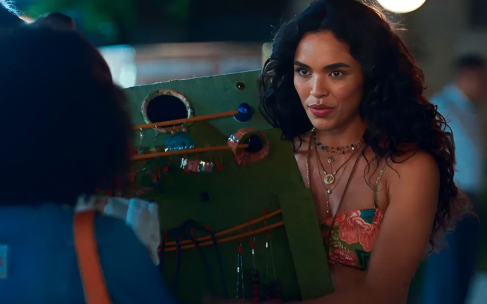 A atriz Giovana Cordeiro como Luna, protagonista de Fuzuê, em cena de Vai na Fé