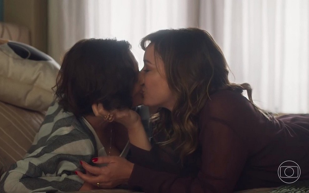 Priscila Sztejnman, como Helena, beija Regiane Alves, a Clara, em cena de Vai na Fé