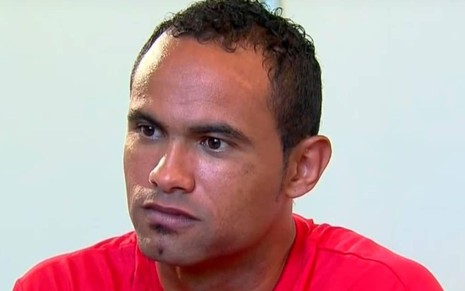 Goleiro Bruno usa roupa de presidiário em entrevista à Record, em 2013