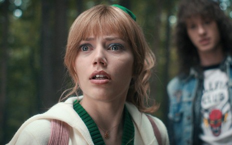 A atriz Grace Van Dien com expressão assustada em cena da quarta temporada de Stranger Things
