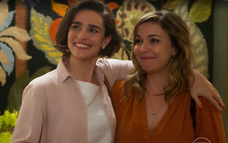 Em cena de Vai na Fé, Priscila Sztejnman está abraçada a Regiane Alves