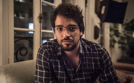 Retrato de Humberto Carrão nos bastidores de gravação de Sob Pressão