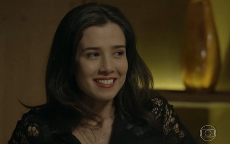 A atriz Marjorie Estiano sorri em cena como Cora em Império
