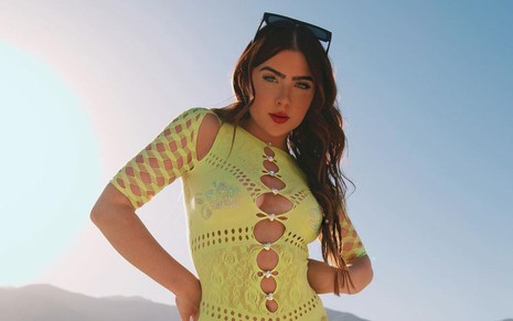 Ex-participante do BBB 22, Jade Picon está posando para a foto com um óculos na cabeça