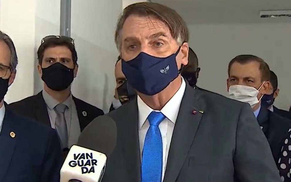 Imagem de Jair Bolsonaro e intérprete em evento na Escola de Especialistas da Aeronáutica