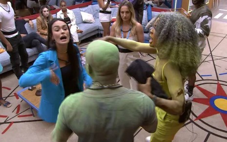 Foto mostra Larissa brigando com Cezar no BBB 23