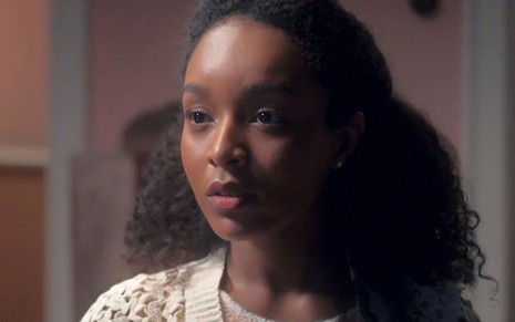 Larissa Nunes com expressão séria em cena como Letícia na novela Além da Ilusão
