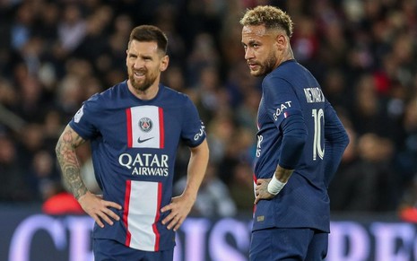 Messi e Neymar em campo pelo PSG com uniforme azul com faixar vermelha e branca