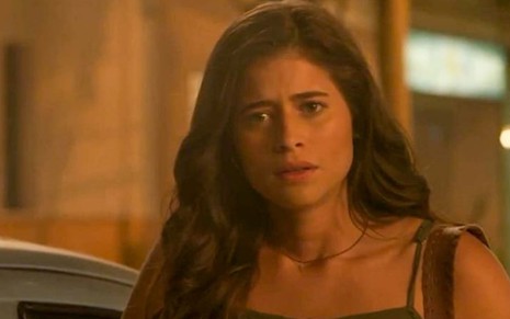 A atriz Isadora Cruz como Candoca em Mar do Sertão; ela está olhando para frente com cara de assustada