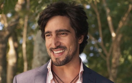 Renato Góes sorridente como Tertulinho no capítulo de estreia do Mar do Sertão