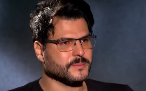 Imagem de Marcelo Bimbi chorando em entrevista ao Domingo Espetacular