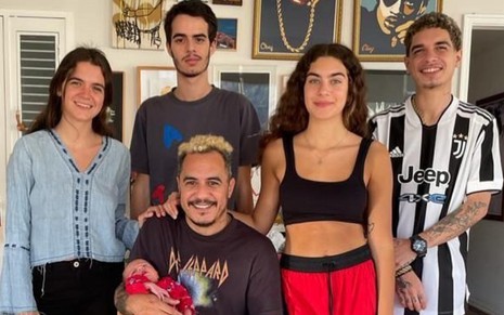 Marcelo D2 com os filhos Stephan, Lourdes, Luca e Maria Joana