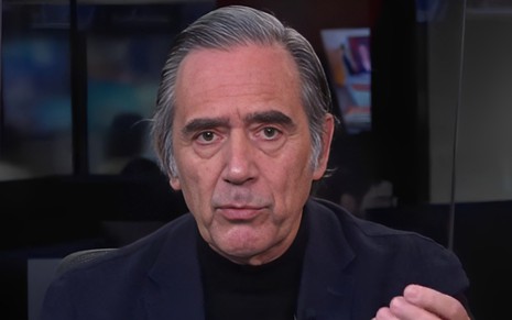 O comentarista Marco Antonio Villa durante o CNN Novo Dia desta terça (15), com expressão séria