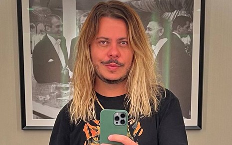 Foto de Marcus Majella segurando celular