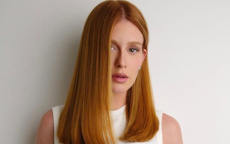 Marina Ruy Barbosa com expressão séria e cabelo ruivo solto na altura do ombro