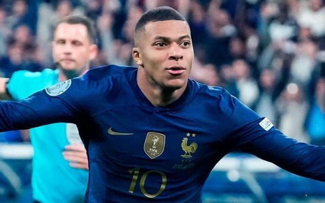 Kylian Mbappé, da França, em campo vestindo uniforme azul escuro