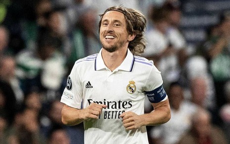 Luka Modric, do Real Madrid, em campo com uniforme branco com detalhes azuis