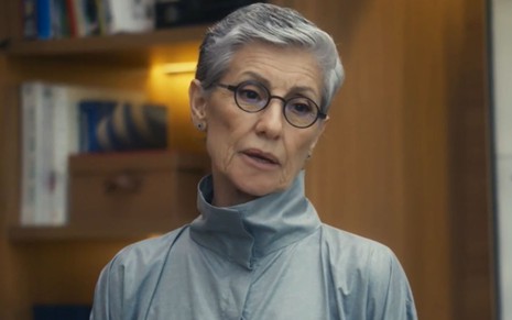 Cassia Kis com expressão séria em cena como Cidália na novela Travessia