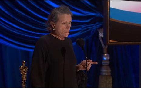 Frances McDormand durante discurso no Oscar 2021