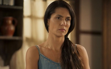 Paula Barbosa grava cena como Zefa em Pantanal